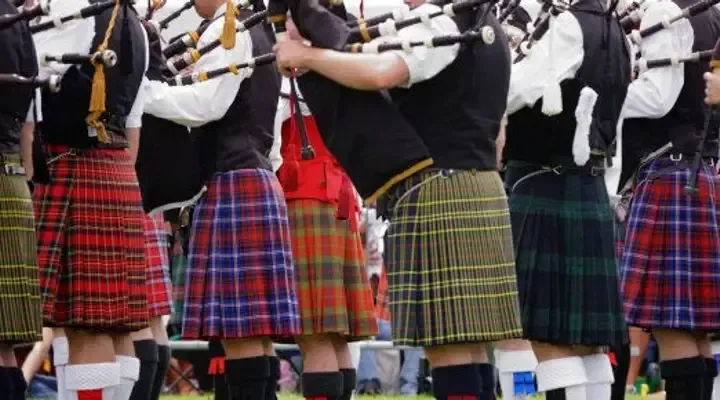 Un groupe de musiciens en kilt jouant de la cornemuse Réserver un vol pas cher pour Glasgow