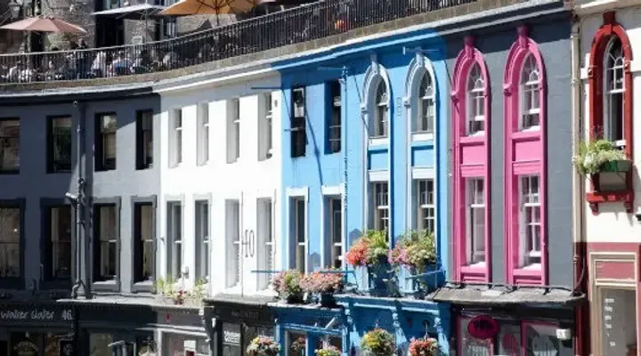 Les maisons colorées de Victoria street à Édimbourg Billets d'avion pas chers Edimbourg, baladez-vous dans la vieille ville d’Édimbourg