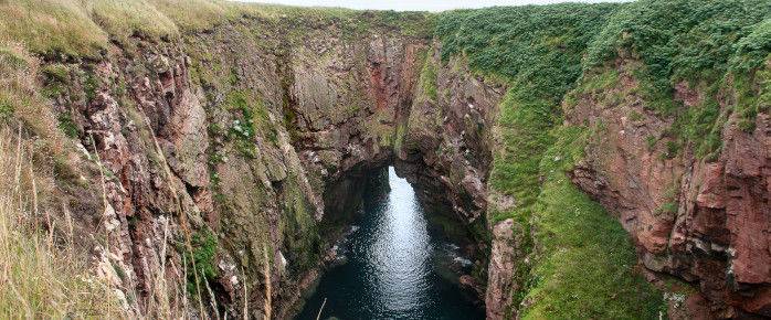 Réservez vos billets d’avion pour votre voyage à Aberdeen et découvrez les falaises de Bullers of Buchan
