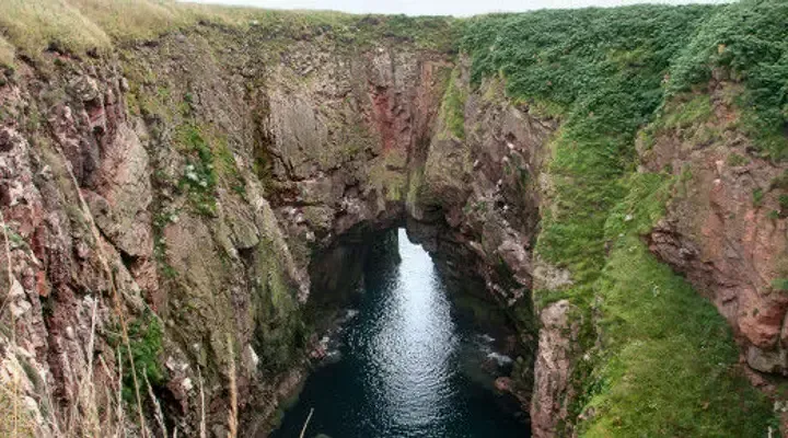 Le site de Bullers of Buchan près d'Aberdeen Réservez vos billets d’avion pour votre voyage à Aberdeen et découvrez les falaises de Bullers of Buchan