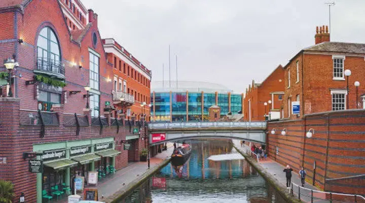 Brindley Place à Birmingham Explorez Brindley Place à Birmingham, réservez votre voyage au Royaume-Uni facilement