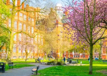 Baladez-vous dans le jardin de Sackville à Manchester, réservez un vol pas cher vers le Royaume-Uni