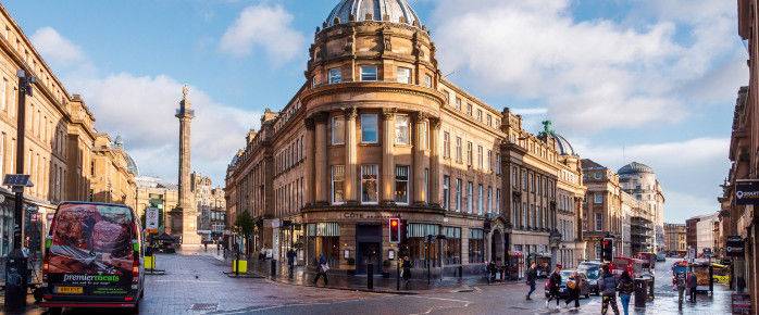 Trouvez un billet d’avion pour Newcastle au meilleur prix et flânez près du Monument Mall