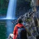 Photo d'un randonneur admirant une cascade à La Réunion