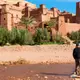 Photo d'un promeneur au bord de la rivière à Ouarzazate