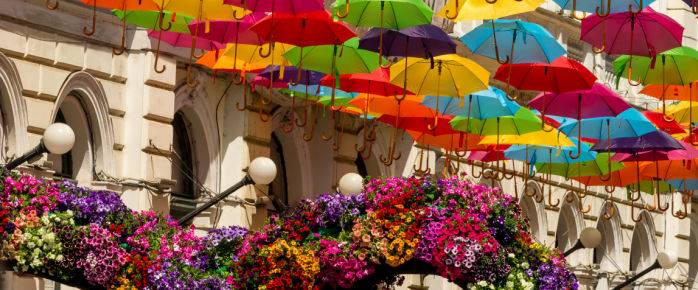 Voyage en Europe : découvrez vieille ville de Timisoara et ses parapluies colorés
