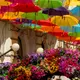 Photo de parapluies colorés dans la vieille ville de Timisoara
