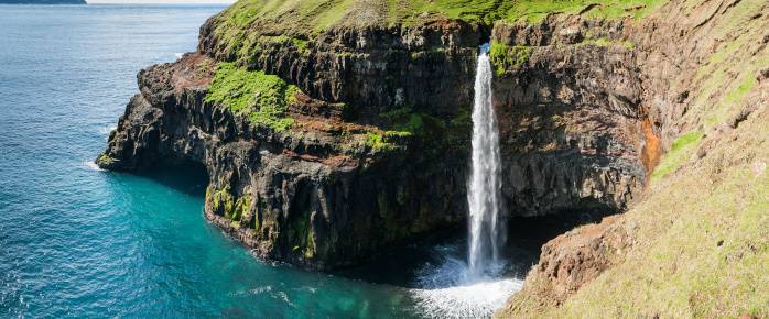 Voyage aux Îles Féroé, chute d'eau près du village de Gasadalur