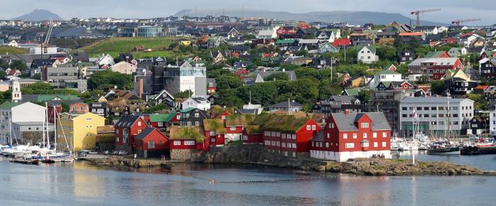 Billet d’avion pour les Îles Féroé, balade au port de Thorshavn