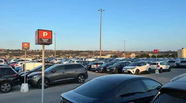 Vue du parking extérieur Super Eco de l'aéroport de Marseille Parking Super Eco - Aéroport Marseille Provence