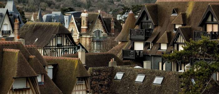 Admirez les toits des maisons traditionnelles, trouvez un billet d'avion pas cher pour Deauville