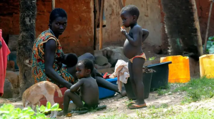 Des enfants qui jouent avec leur mère Visite à Malabo, des enfants jouent avec leur mère