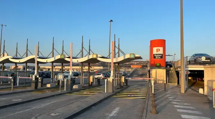 Vue de l'entrée du parking Super Eco de l'aéroport de Marseille Parking Super Eco - Aéroport Marseille Provence