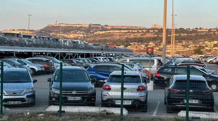 Vue des places de stationnement du parking Super Eco de l'aéroport Marseille Provence Parking Super Eco - Aéroport Marseille Provence