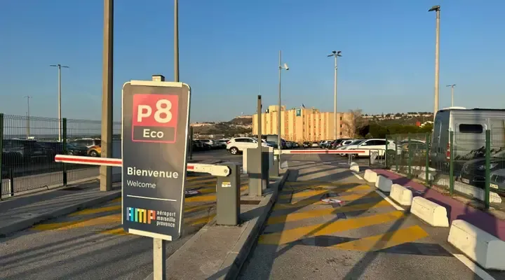 Entrée du parking P8 Eco de l'aéroport de Marseille Parking P8 Eco - Aéroport Marseille Provence