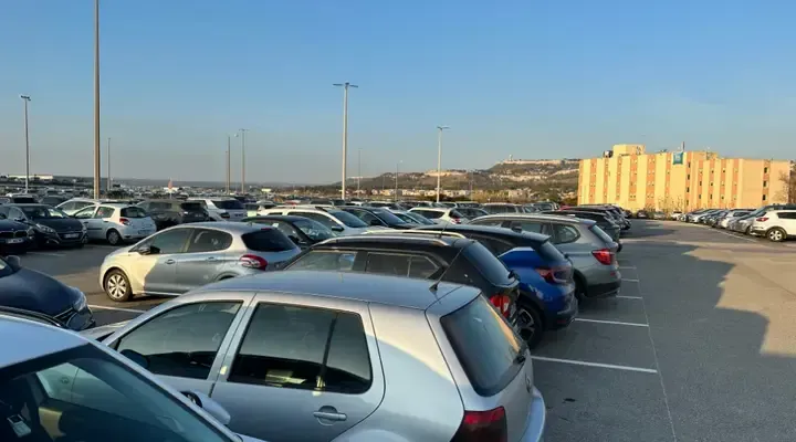 Vue des places de stationnement du parking P8 Eco de l'aéroport Marseille Provence Parking P8 Eco - Aéroport Marseille Provence