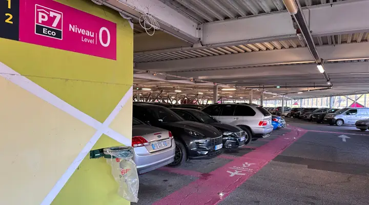 Vue des places de stationnement du parking P7 Eco de l'aéroport de Marseille Parking P7 Eco - Aéroport de Marseille