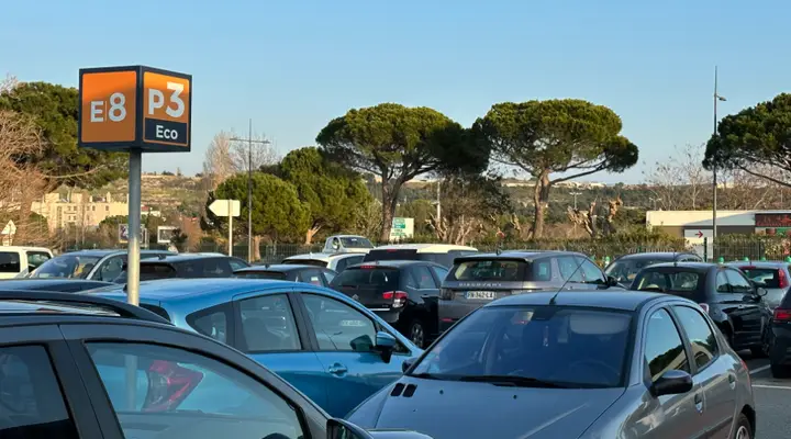 Vue zoomée des places du parking P3 Eco de l'aéroport de Marseille Parking P3 Eco - Aéroport de Marseille