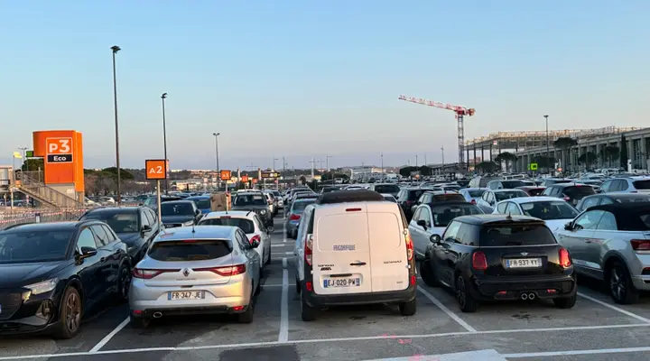 Vue d'ensemble des places de stationnement du parking P3 Eco de l'aéroport de Marseille Parking P3 Eco - Aéroport de Marseille