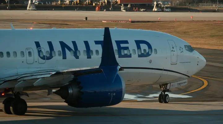 Avion United Airlines en phase de décollage Vol pas cher United Airlines