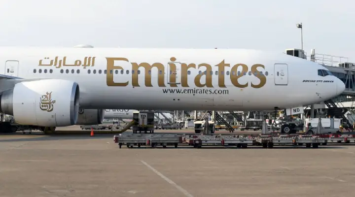 Appareil Emirates sur tarmac Appareil Emirates sur tarmac