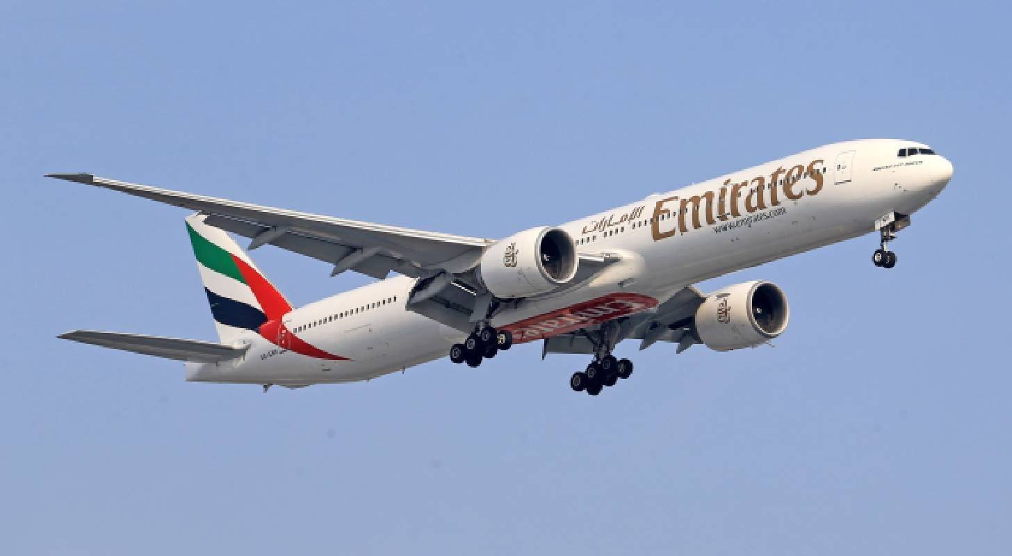 Avion Emirates en vol