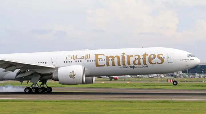 Avion Emirates en phase de décollage Avion Emirates en phase de décollage