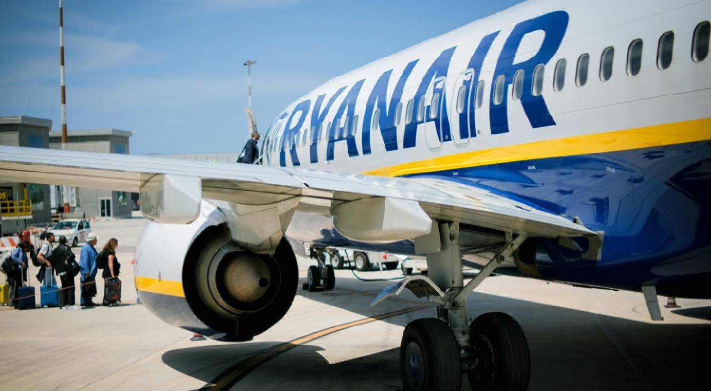 Les passagers montent à bord de l'appareil Ryanair