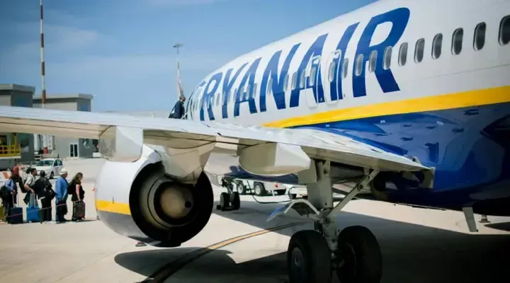 Les passagers montent à bord de l'appareil Ryanair Les passagers montent à bord de l'appareil Ryanair