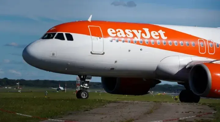 Appareil EasyJet sur le tarmac Appareil EasyJet sur le tarmac