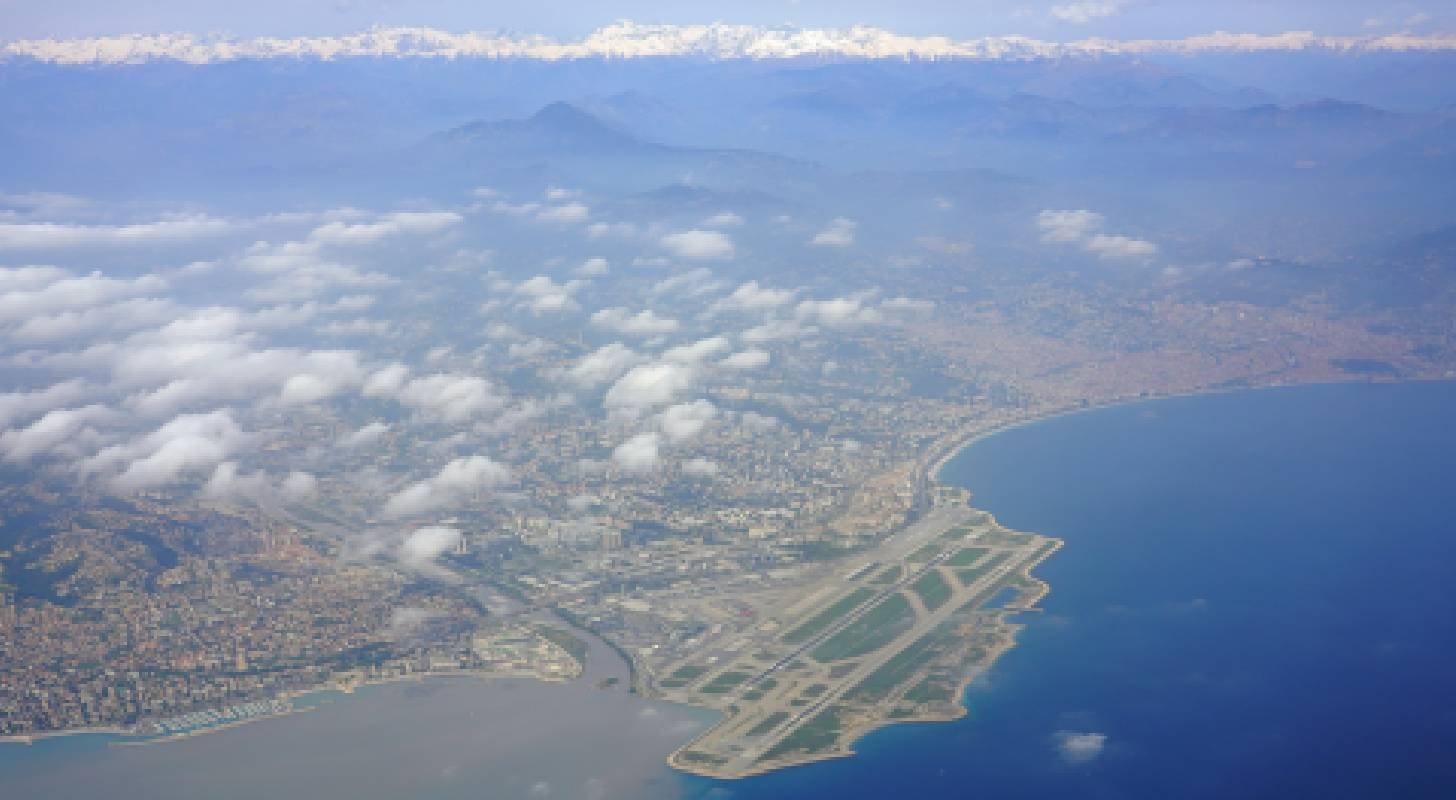 Vue aérienne de l'aéroport de Nice