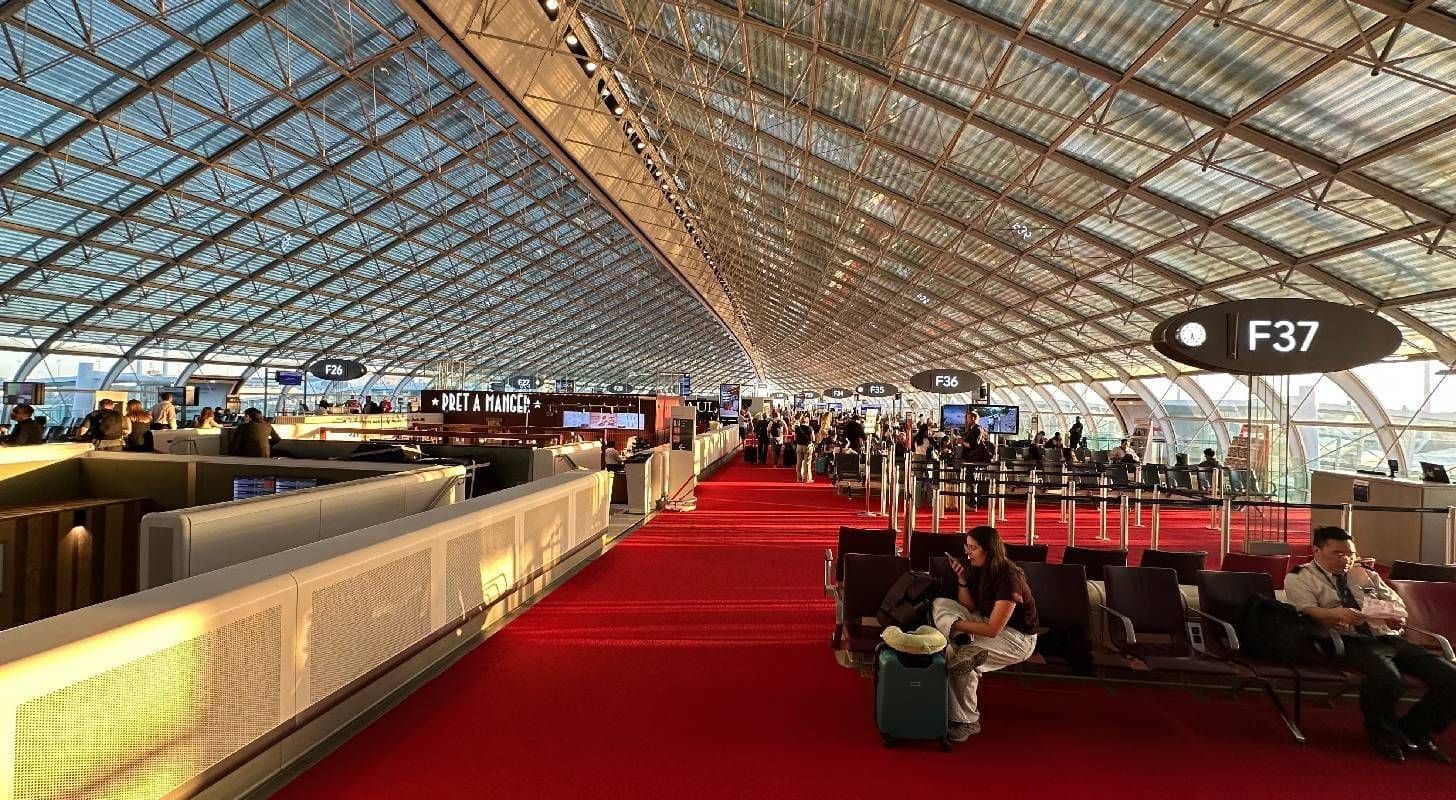 Intérieur du terminal de l'aéroport de Roissy