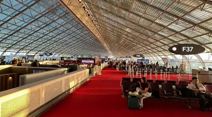 Intérieur du terminal de l'aéroport de Roissy Intérieur du terminal de l'aéroport de Roissy