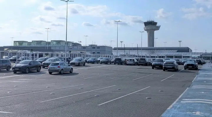 Façade de l'aéroport Bordeaux Mérignac Façade de l'aéroport Bordeaux Mérignac