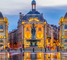 Vue de la Place de la Bourse de nuit à Bordeaux