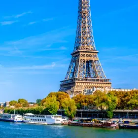 Réserver un vol pas cher Ajaccio Paris et monter au sommet de la Tour Eiffel