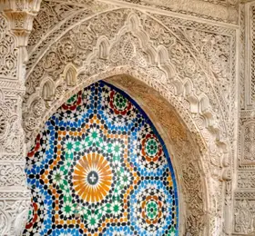 Vue d'une architecture traditionnelle à Fez