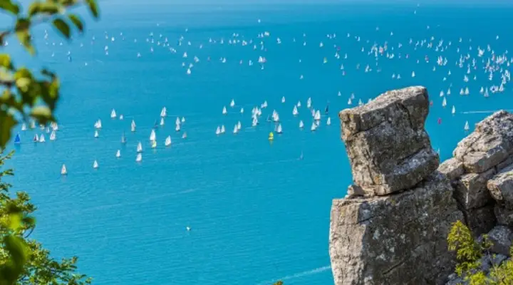 Participez à la Barcolana, la plus grande régate de voile au monde dans la baie de Trieste Participez à la Barcolana, la plus grande régate de voile au monde dans la baie de Trieste