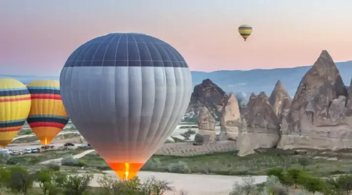 Montgolfières dans le ciel de Kayseri Réservez votre voyage à Kayseri et vivez une expérience unique avec un vol en Montgolfière