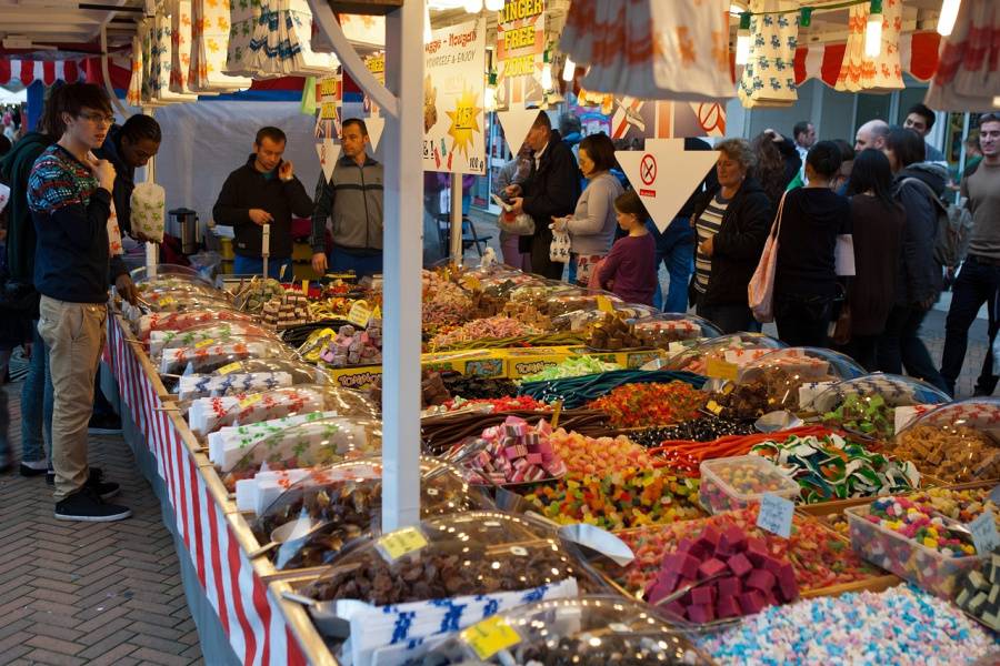 Réserver un vol direct pour Bornemouth et découvrez les produits locaux au marché