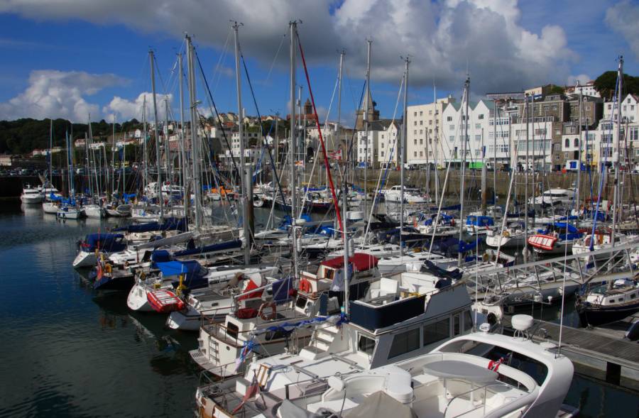 Partez en vacances à Guernesey et découvrez le port Saint Peter