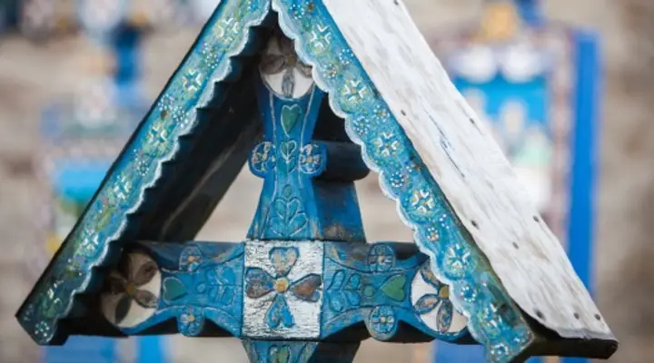Cimetière joyeux de Săpânța Billet d’avion Baia Mare et visite du cimétière joyeux de Sapanta