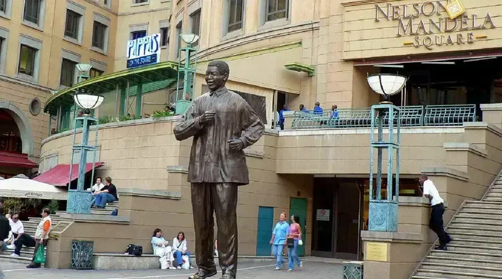La Statue de Nelson Mandela à Johannesbourg Réserver un vol pour Johannesbourg et visitez l'Afrique du Sud