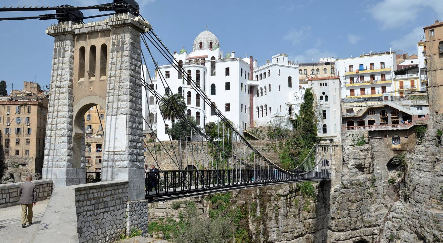 Acheter un billet d'avion pas cher pour Constantine et admirer la vue depuis du le pont suspendu Sidi M'Cid