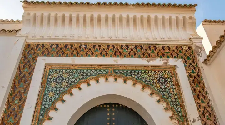 La Mosquée Sidi Boumediène Vols directs Tlemcen - Admirez le minaret de la Mansourah