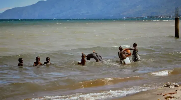 Des enfants jouant dans l'eau Billet d'avion pas cher pour Bujumbura