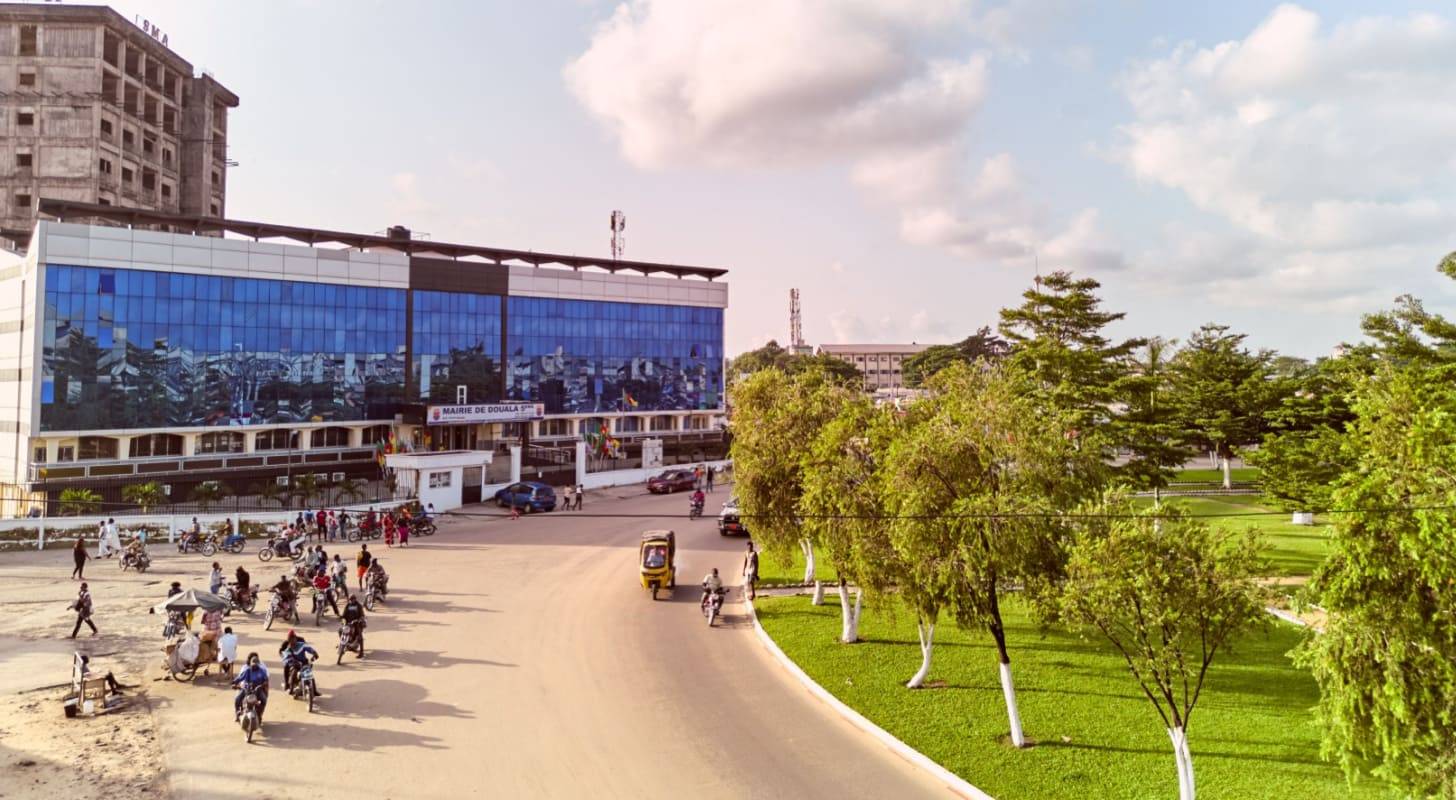 Voyage à Douala, promenade dans le centre-ville dynamique