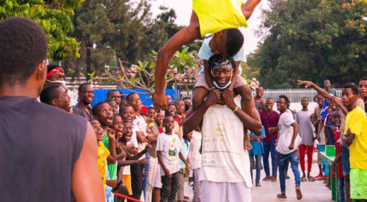 Voyage à Brazzaville, des enfants jouant dans une rue animée de la ville