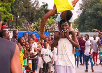 Voyage à Brazzaville, des enfants jouant dans une rue animée de la ville