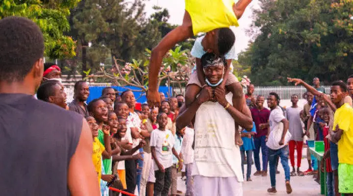 Voyage à Brazzaville, des enfants jouant dans une rue animée de la ville Voyage à Brazzaville, des enfants jouant dans une rue animée de la ville